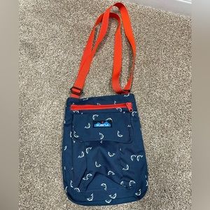 Kavu bucket crossbody bag - blue and fish